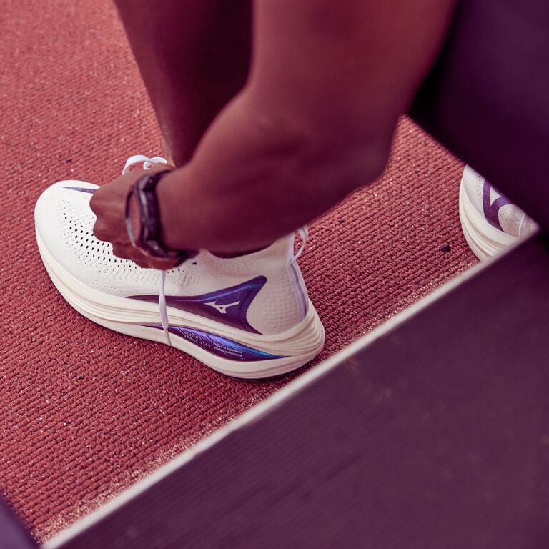 Aw25 Running Mizuno Neo Vista 2 Action Still 2316 1