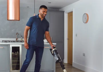 Shark Iz400ukt In Use Kitchen Hard Floor Man