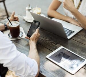 In de wereld van online dating zijn vertrouwen en authenticiteit vaak doorslaggevend voor de vraag of singles zich op hun gemak voelen bij het zetten van de volgende stap. Voor Nederlandse singles die op zoek zijn naar een echte connectie, biedt eMatch een verfrissend alternatief voor drukke, onpersoonlijke datingplatforms. Met een sterke focus op geverifieerde profielen, een evenwichtige man-vrouwverhouding en een veilige omgeving, herdefinieert eMatch hoe online dating in Nederland werkt.