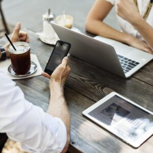 In de wereld van online dating zijn vertrouwen en authenticiteit vaak doorslaggevend voor de vraag of singles zich op hun gemak voelen bij het zetten van de volgende stap. Voor Nederlandse singles die op zoek zijn naar een echte connectie, biedt eMatch een verfrissend alternatief voor drukke, onpersoonlijke datingplatforms. Met een sterke focus op geverifieerde profielen, een evenwichtige man-vrouwverhouding en een veilige omgeving, herdefinieert eMatch hoe online dating in Nederland werkt.