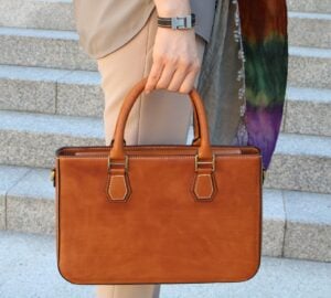 In einer Welt, in der Modetrends kommen und gehen, besteht eine Marke weiterhin den Test der Zeit – GUESS. GUESS ist bekannt für seine ikonischen Designs, seine erstklassige Qualität und seine einzigartige Mischung aus zeitgenössischem Flair und klassischem Twist und hat sich seinen Platz als weltweit führendes Unternehmen in der Modebranche verdient. Die Marke verbindet mühelos zeitlosen Stil mit moderner Innovation und kreiert Stücke, die sowohl die Vergangenheit als auch die Zukunft widerspiegeln.