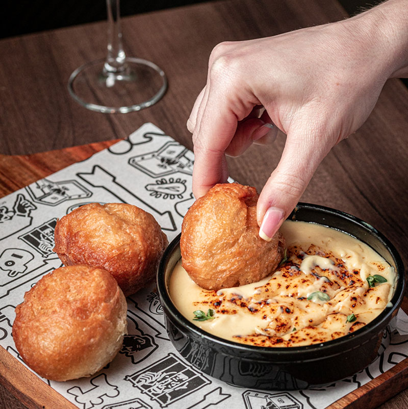 Monolopy Top Hat Restaurant Food2