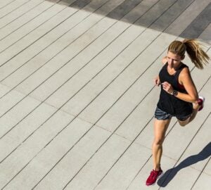 Sportowcy nastawieni na wyniki wiedzą, że odpowiedni sprzęt może mieć znaczenie zarówno podczas treningu, jak i w życiu codziennym. SportStyleStory, jako oficjalny i wyłączny dystrybutor marki Under Armour w Polsce, zbudował swoją reputację dzięki łączeniu funkcjonalności, wygody i stylu w jedną, przystępną platformę. Od ponad dekady marka wspiera profesjonalnych sportowców i entuzjastów fitnessu, oferując szeroki wybór odzieży sportowej, obuwia i akcesoriów zaprojektowanych z myślą o wydajności i stylu życia.