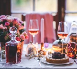 Für alle, die beim Schenken Wert auf Eleganz und Sinnlichkeit legen, bietet Dallmayr die einzigartige Möglichkeit, mit Eleganz und Sinn fürs Detail zu schenken. Münchens bekanntester Feinkostladen interpretiert Tradition modern – sorgfältig zusammengestellte Geschenkkörbe, handwerkliche Produkte und einzigartige kulinarische Erlebnisse – alles erhältlich im Online-Shop der Marke. Mit jahrhundertelanger Expertise und einer globalen Auswahl an erlesenen Lebensmitteln definiert Dallmayr das Schenken von bedeutungsvollen Geschenken neu.