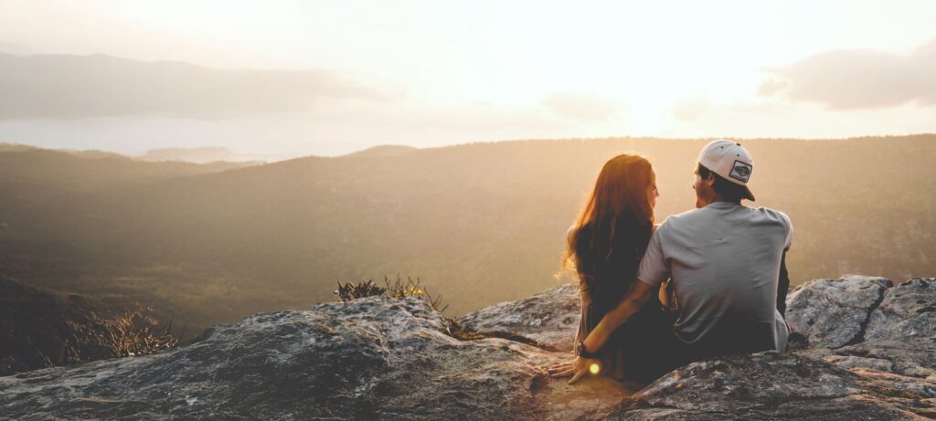 Womanandmansittingtogetheronaroc